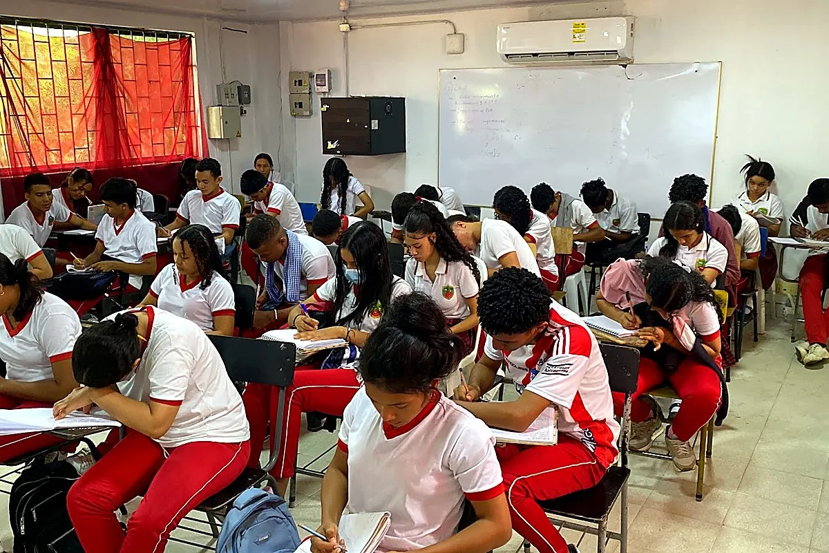 Clase presencial de refuerzo en áreas básicas — El Callejón